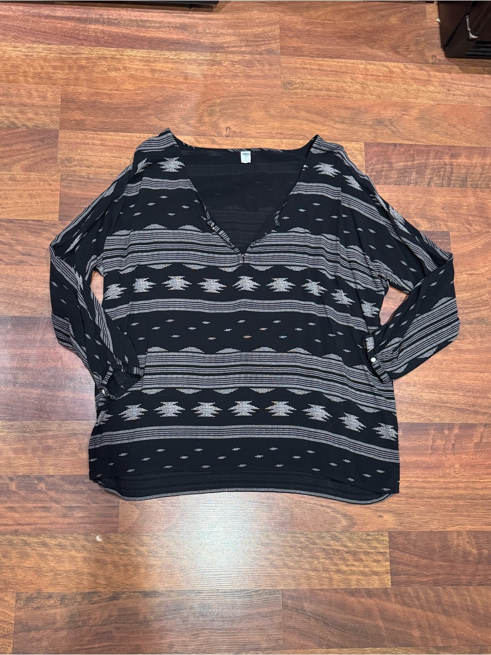 Old Navy - Black & Cream V-Neck Tribal Patterned Women’s Long Sleeve Shirt